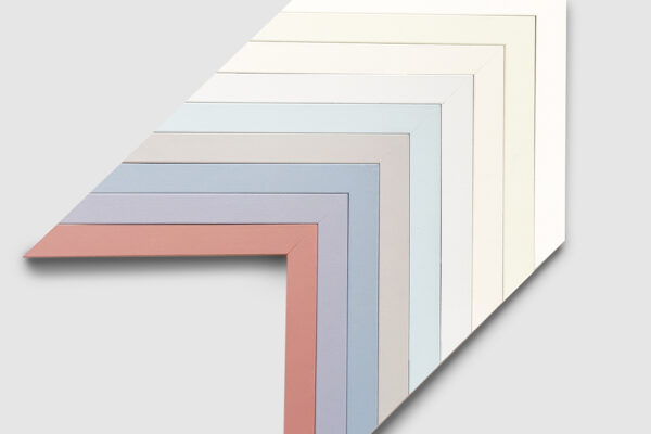 Nuestra colección de marcos ofrece una cuidada selección de colores elegantes, pensados para realzar cada obra sin robarle protagonismo. Ya sea que busques un toque clásico, moderno o atrevido, puedes elegir entre nuestra paleta o personalizar el color según tu proyecto.  
Diseño, armonía y personalidad en cada marco.

Our custom frames come in a refined selection of elegant colors, designed to complement and highlight your artwork without overpowering it. Whether you prefer something classic, bold, or modern, you can choose from our curated palette or personalize the color to suit your vision.  
Design, harmony, and personality in every frame.

Unsere maßgefertigten Rahmen sind in einer sorgfältig ausgewählten Palette eleganter Farben erhältlich, die Ihr Kunstwerk stilvoll unterstreichen, ohne es zu überstrahlen. Ob klassisch, modern oder auffällig – wählen Sie aus unseren Farben oder gestalten Sie Ihren Rahmen individuell.  
Design, Harmonie und Persönlichkeit – in jedem Rahmen.